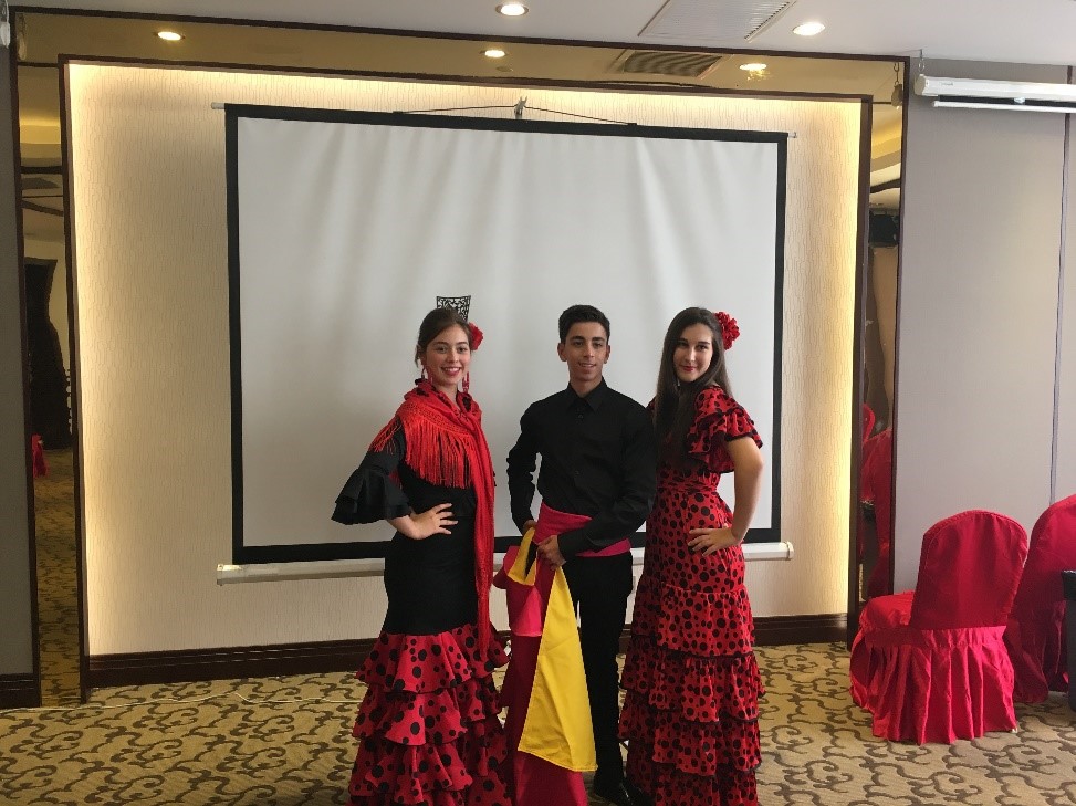 actuación artística con ropa tradicional española